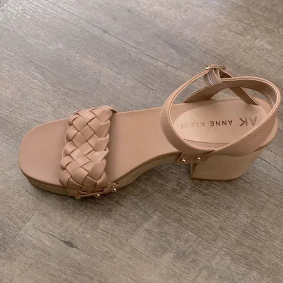 NWOT ANNE KLEIN LORIS WOVEN ANKLE STRAP PLATFORM SANDAL IN COGNAC. SZ.10 - Picture 2 of 4